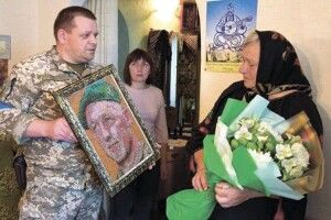 Рідним Героя з Волині побратими подарували його портрет із 25 тисяч сірників