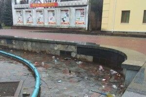 Фонтан у центрі Ковеля перетворили на звалище для сміття