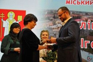 Поліщук дав грамоту голові виборчої комісії, яка оголосила його мером Луцька