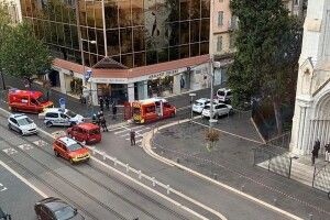 Невідомий біля церкви у Франції обезголовив жінку (Фото)