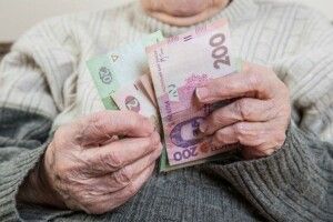 Пенсіонерка на Рівненщині віддала незнайомцю 200 доларів