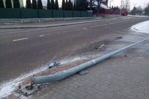 На Волині бус зніс електроопору (Фото)