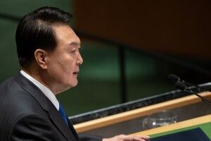 Лідер Південної Кореї попереджає росію та Північну Корею щодо угоди зі зброєю