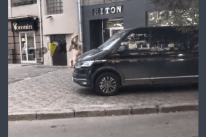 Центром міста розгулював голий чоловік (Відео 18+)