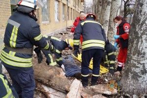 Чоловіка привалило шматком бетону: він помер у кареті швидкої