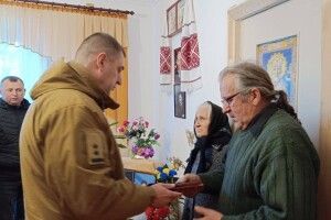 У громаді на Волині синові та батькам полеглих Героїв вручили їхні посмертні нагороди