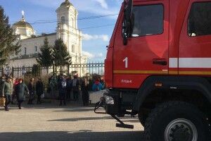 У кафедральному соборі Святої Трійці відпрацьовували напад червоного півня (фото)