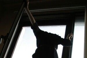 Трагедія на Київщині: 29-річна жінка викинула новонароджену доньку з 6 поверху
