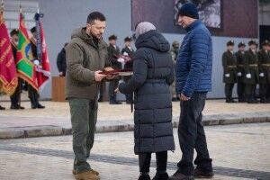 Президент вручив «Золоту зірку» батькам загиблого волинянина
