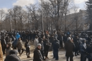 Тисячі запоріжців прийшли записатися в тероборону та отримати зброю (Відео)