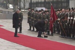 Порошенко підняв шапку солдата почесної варти (відео)