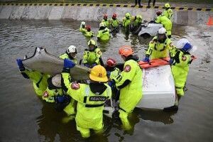 Люди в машині потрапили у водойму: рятувальник з Волині навчав своїх колег, як допомогти  