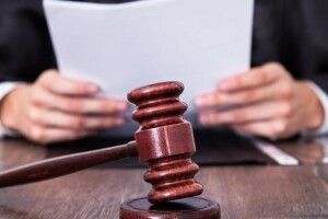 На Волині судили водія Volkswagen, який в’їхав у паркан та електроопору