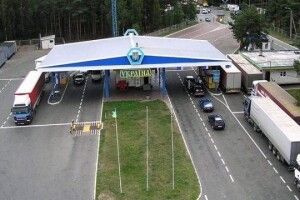 Чоловікам-супровідникам людей з інвалідністю скасували обмеження на виїзд за кордон