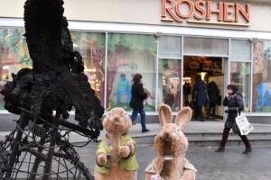 У Львові спалили фігурку зайця біля магазину «Roshen»