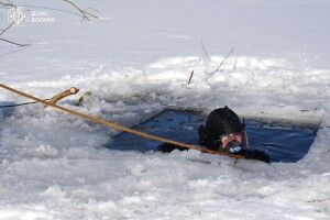 Волинські водолази кинули виклик крижаній стихії
