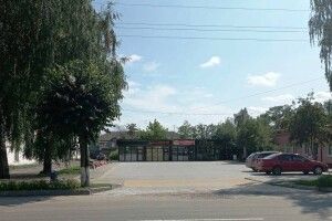 В центрі Любешова заклали бруківкою шмат землі під автостоянку (Фото)