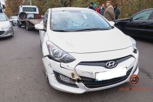 Чоловік раптово помер за кермом під час руху: Hyundai влетів у відбійник (Фото)