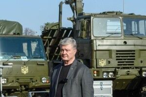 Порошенко везе рекордну партію техніки штурмовим підрозділам на східний фронт
