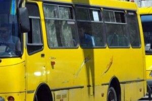 Чоловік побив вікна у маршрутці, бо не було вільних сидячих місць