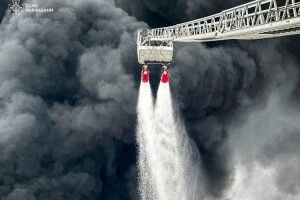 Стало відомо, що горить у Бродах, куди вдарила Росія