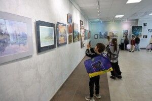 До Дня художника у Луцьку відкрили виставку робіт учителів художньої школи 