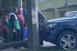 У Луцьку кросовер в’їхав у дерево: відомо, хто був за кермом 