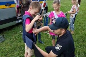 Волинські поліцейські розважали дітей у Сарнівці