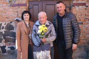90 років мудрості: у громаді на Волині привітали поважного ювіляра