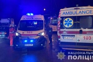 Від удару маму з дитиною відкинуло під зустрічну вантажівку: у жахливій ДТП загинула молода жінка 
