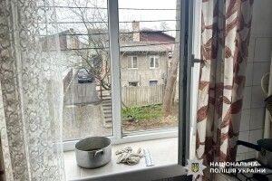 У Рівному пенсіонерка випала з вікна під час прибирання