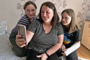 Поки голова сім'ї захищає країну на фронті, волинянка з доньками займаються волонтерством