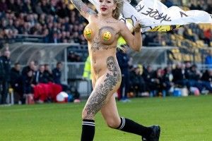 У Нідерландах повністю гола білявка перервала футбольний матч (18+)