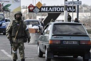 Покарання за мову. Окупанти викинули посеред поля дитину з мішком на голові