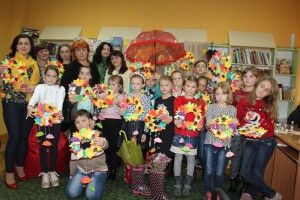 У Луцьку в бібліотеці майстрували осінні букети... з гумових чобіт (фото)