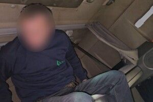 На волинському кордоні виявили чоловіка, який сховався у вантажівці (Відео)