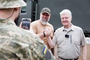 Порошенко під час поїздки на фронт розповів про завдання номер один для нового уряду