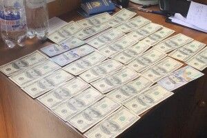 Двоє чоловіків пропонували прикордоннику три тисячі доларів хабаря, щоб виїхати з України