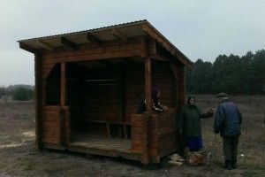На Маневиччині встановлюють гарненькі еко-зупинки 
