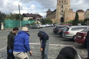 У Луцьку під просілою бруківкою виявили фрагмент 500-річної будівлі 