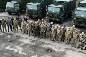 10 бригад за один день: Порошенко на Сході передав у війська тисячу FPV-дронів та велику партію автотехніки