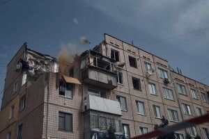 Зеленський пояснив, чому російські окупанти розстрілюють із танків житлові будинки (Фото)