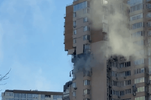 «Горіть у пеклі російські п**ераси, у дружини зі старшим зламані ноги», – чоловік, чий будинок обстріляли у Києві