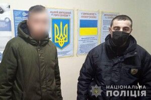 Тіктокер кидався сокирою з балкона заради «вірусного» відео