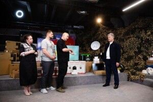 Спільна допомога військовим: Порошенко і «Справа Громад» передали на фронт новий комплект оптичної розвідки