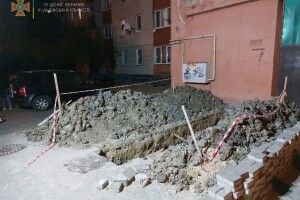 Чоловік провалився у 2-метрову яму і кликав на допомогу
