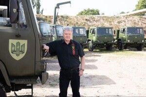 Вантажівка перетворилася з «тилового віслючка» на бойову одиницю – волонтер показав фото з фронту