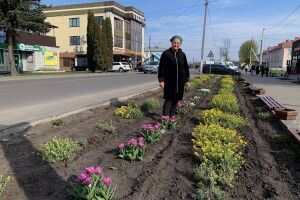 У громаді на Волині розповіли про жінку, яка встає о 6 ранку заради краси селища