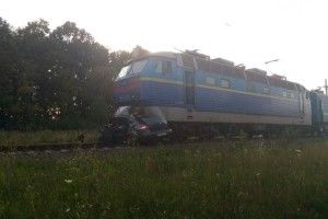 Смертельна ДТП: поїзд протягнув машину майже кілометр
