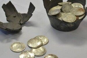 Буря допомогла. У Словаччині під вирваним з коренем деревом знайшли скарб